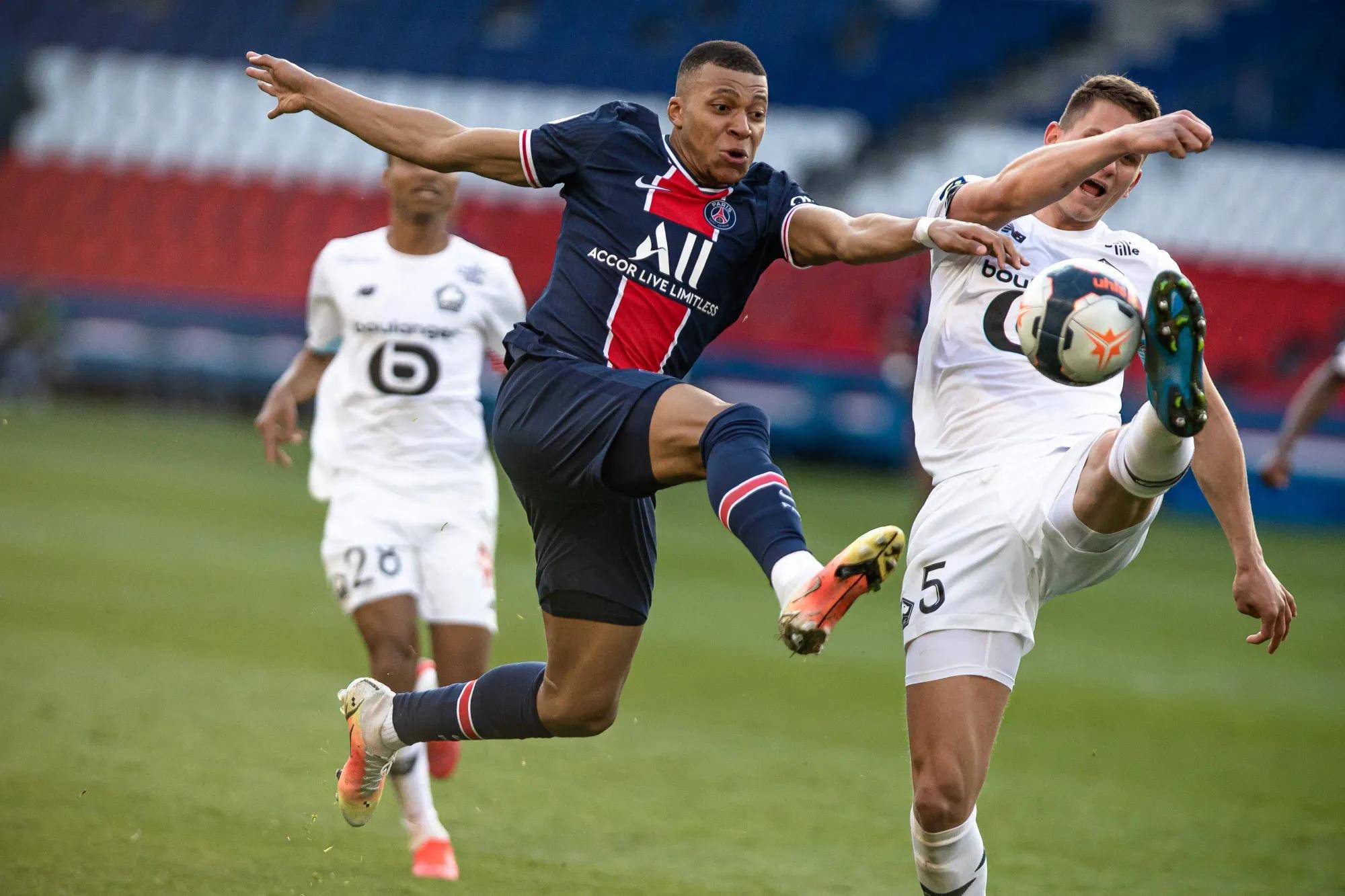 包含巴黎圣日耳曼遭遇意外失利，险些错失小组出线的词条