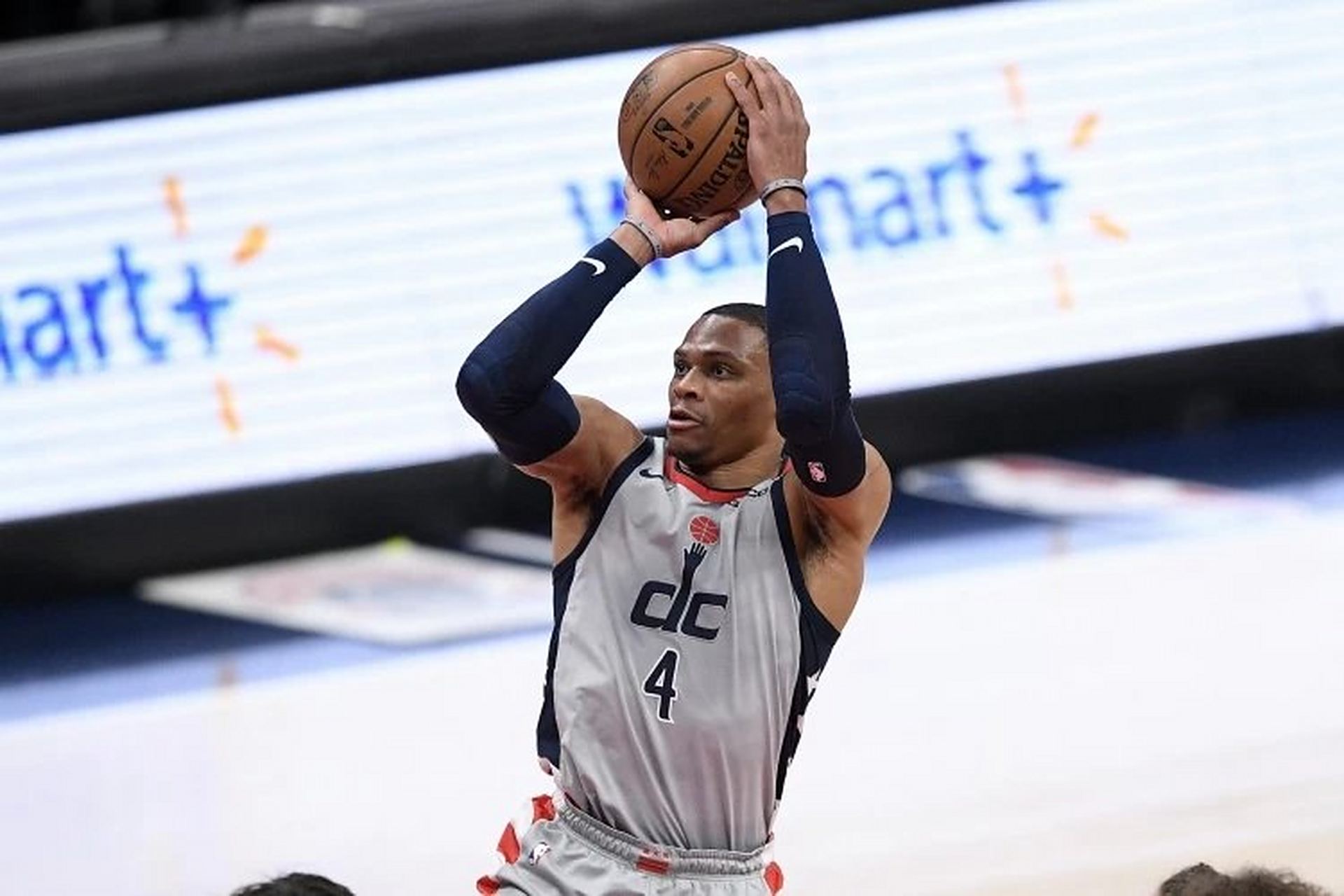 雷霆逆转活塞，威少独得四双的简单介绍