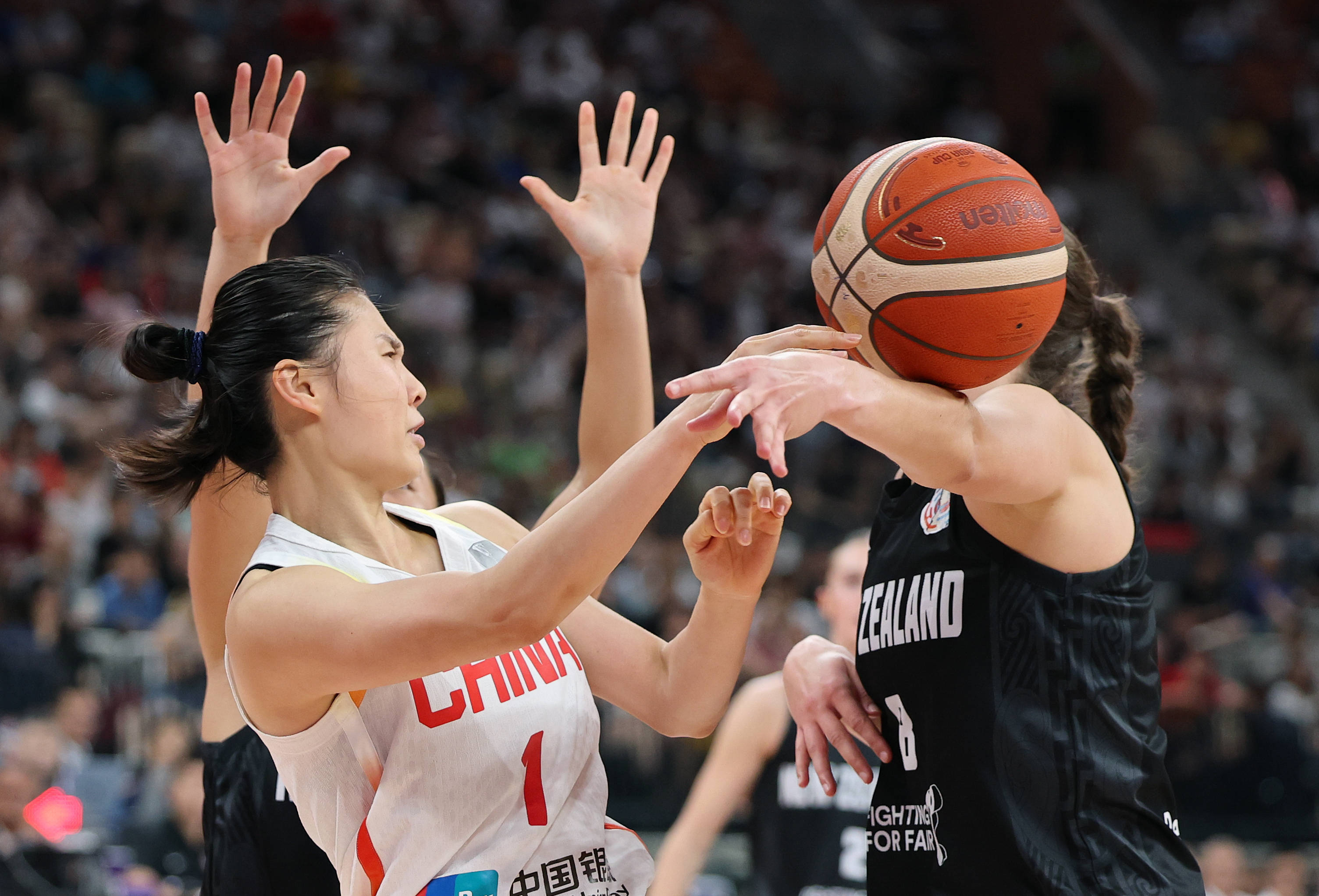 包含亚洲篮球比赛激烈开战，全球球迷热情支持的词条