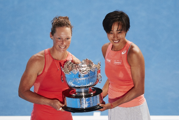 澳洲最佳篮球手捧起当地联赛冠军奖杯的简单介绍