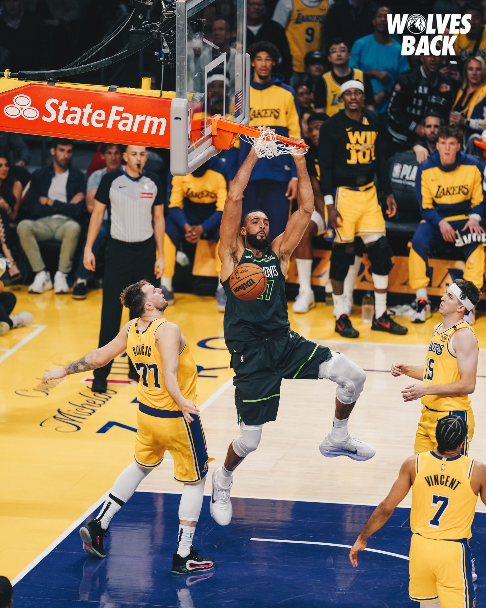 狼队客场战胜对手，夺得宝贵分的简单介绍