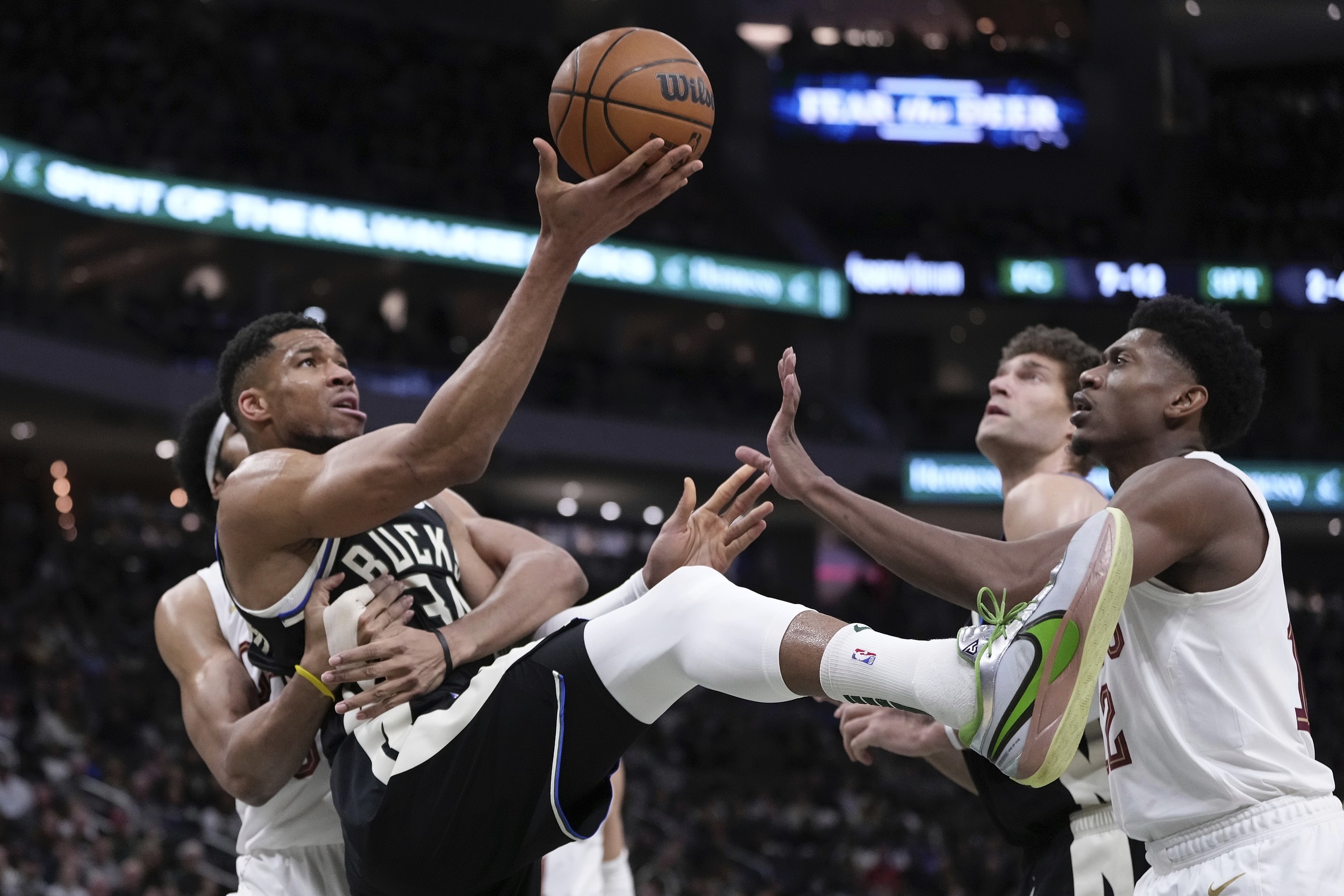 鹈鹕主场击败雄鹿，豪取胜利