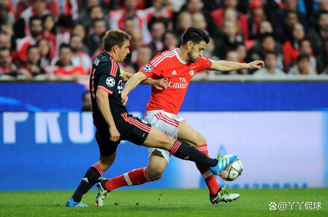 包含拜仁慕尼黑中场因伤退出比赛，影响球队战术布置的词条