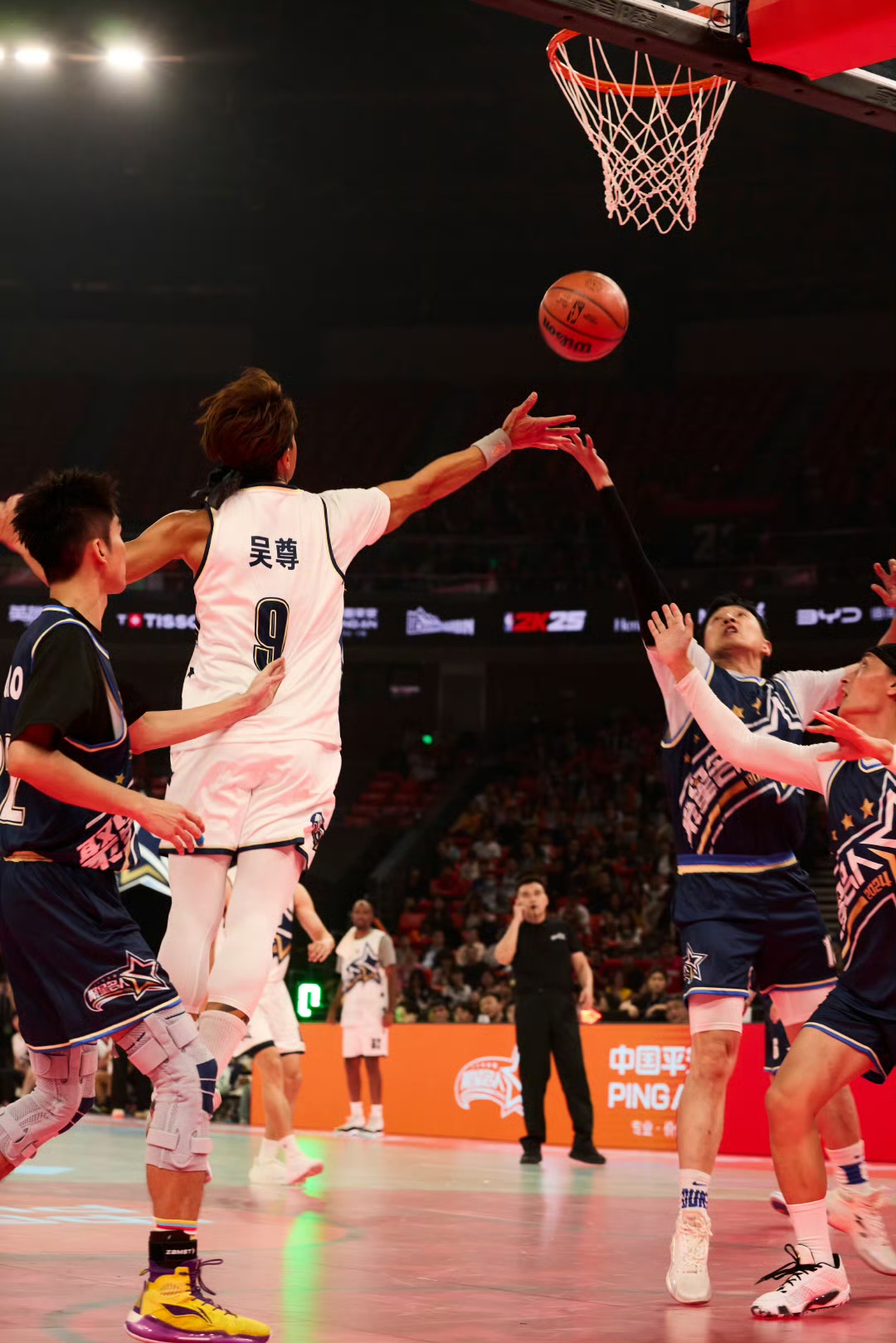 新一轮比赛中球员们拼尽全力