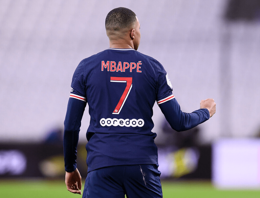 包含里尔豪取连胜，冲击法甲积分榜前列的词条