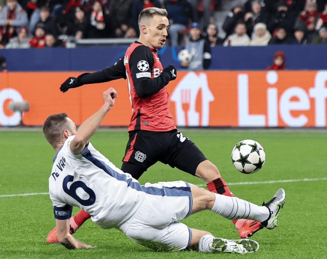 包含里尔豪取连胜，冲击法甲积分榜前列的词条